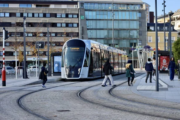Yeni çok modern tramvay, büyük kapasiteli, rahat, hızlı, Luxexpo istikametinde, Glacis 'te duruyor. Lüksemburg, Lüksemburg - 10 Ekim 2022
