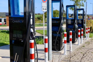 Park ve Ride otoparkındaki elektrikli araba şarj istasyonları. Junglinster, Lüksemburg - 7 Ekim 2022 