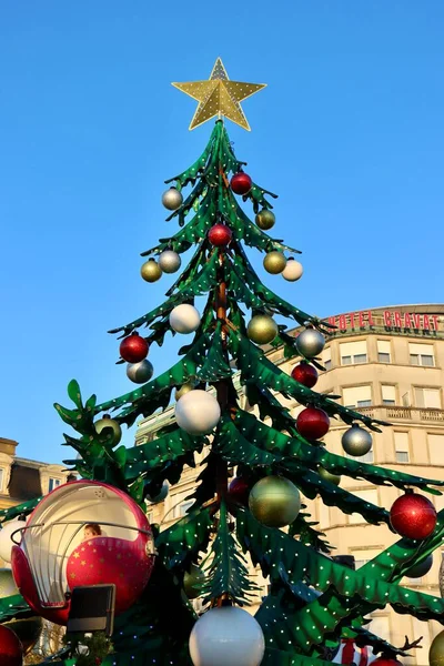 クリスマスツリーの形をしたカルーセル 大きな下半身はカルーセル車です ルクセンブルク ルクセンブルク 2022年12月17日 ストック写真