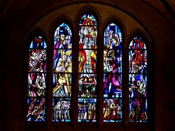 エチュナハの近代的なステンドグラスの窓司教と人々が祈っていることを示すセント ウィリブラード大聖堂教会 エクアドル ルクセンブルク 2023年4月10日 — ストック写真