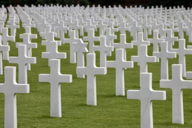 2. Dünya Savaşı 'nda Amerikan askeri mezarlığında beyaz haçlar. Hamm, Lüksemburg - 10 Nisan 2023. 