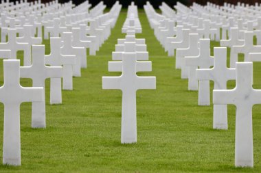 2. Dünya Savaşı 'nda Amerikan askeri mezarlığında beyaz haçlar. Hamm, Lüksemburg - 10 Nisan 2023. 