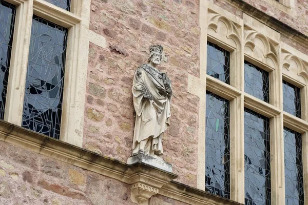 卢森堡埃克特纳赫中世纪市政厅立面上的所罗门国王雕像 — 图库照片