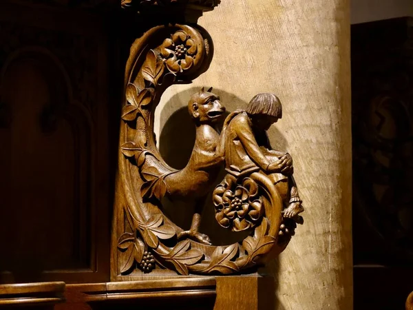 圣威廉姆斯大教堂室内装饰中的传统木雕 魔鬼诱惑人 2023年4月10日 卢森堡Echternach — 图库照片