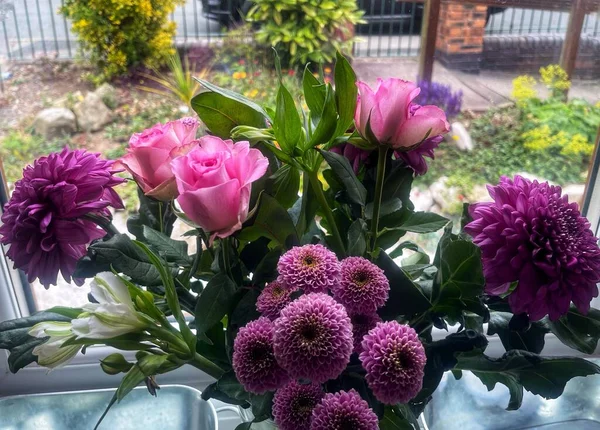 Букет Рожевих Квітів Вікні Кухні Троянди Хризантеми Лілії — стокове фото