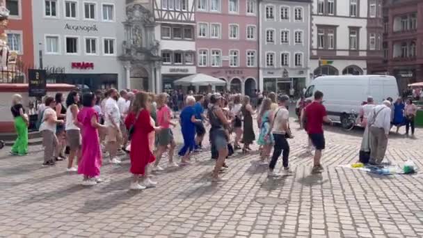 Flashmob Táncosok Történelmi Hauptmarkt Téren Trier Rajna Vidék Pfalz Németország — Stock videók