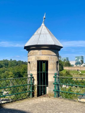 İspanyol kulesi - Lüksemburg 'daki bir ortaçağ takviye duvarındaki kuleyi izleyin