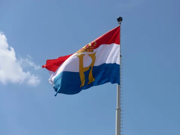 为庆祝国庆节和大公亨利的官方生日而悬挂的带有H字和皇冠的卢森堡国旗 卢森堡 卢森堡2022年6月23日 — 图库照片