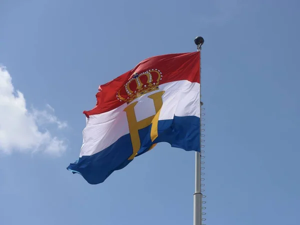 Bandera Luxemburgo Con Monograma Corona Ondeada Para Celebrar Día Nacional — Foto de Stock