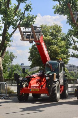 Kırmızı çoklu arazi forklift kamyonu. Lüksemburg, Lüksemburg - 23 Haziran 2023