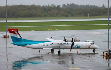  Luxair De Havilland Kanada Dash 8-400 Lüksemburg havaalanında. Findel, Lüksemburg - 2 Ekim 2022
