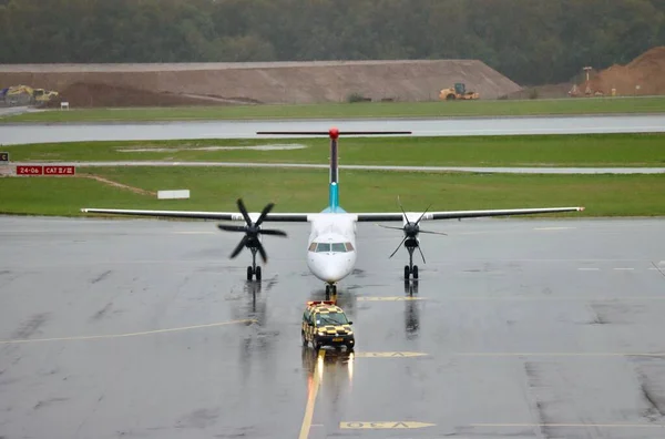 Luxair Havilland Canada Dash 400 Aeropuerto Luxemburgo Findel Luxemburgo Octubre —  Fotos de Stock