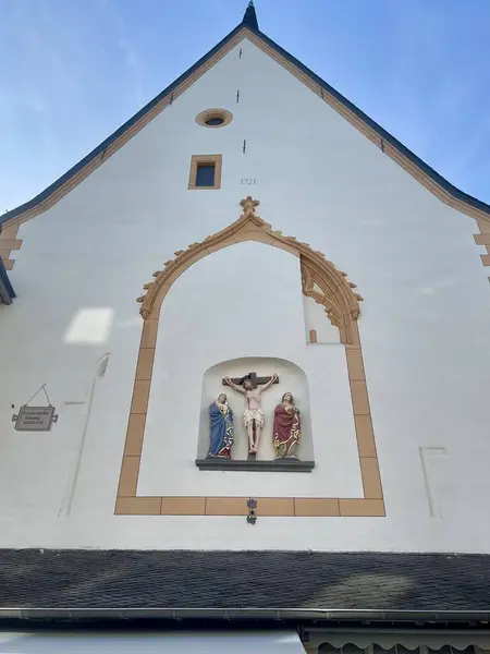 トリアーのセントギャングルフ教会の正面に中世の十字架 十字架上のイエスと喪に服する母マリアと聖ヨハネ ストック画像