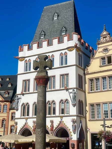 ドイツ最古のマーケットクロス 958年からのラテン語の献身 ゴシック ステイプ ハウスには聖人や騎士の姿が描かれている トライア ラインラント パラチナ ドイツ 2023年9月14日 ストック画像