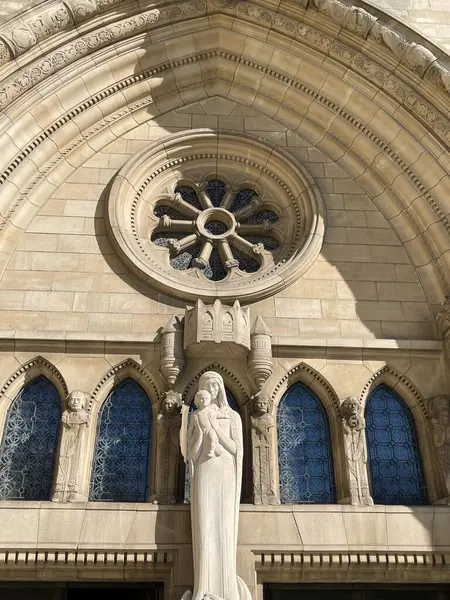 Lüksemburg Notre Dame Katedrali 'nin önünde Bakire Bebek heykeli ve Rosette penceresi var.