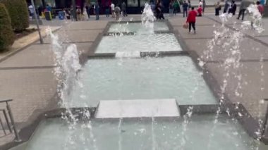 Kirchberg, Lüksemburg 'daki Auchan ticaret merkezinin önündeki dört basamaklı modern çeşme - 24 Ağustos 2023