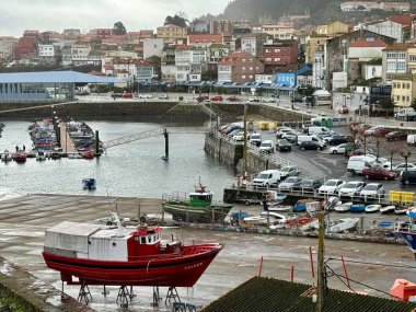 Finisterre, İspanya 'daki balıkçı limanında küçük balıkçı tekneleri - 12 Şubat 2025