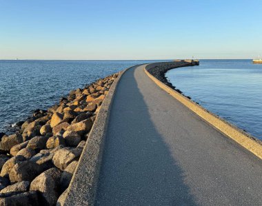 Taş iskele - Baltık Denizi 'ne giden bir yol. Puttgarden, Fehmarn, Almanya