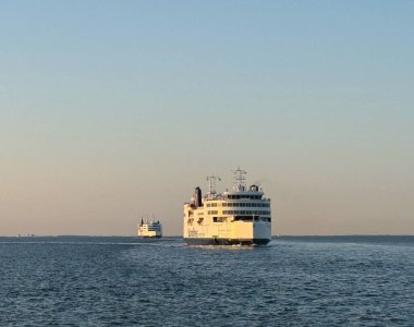 Puttgarden limanında hibrit feribot. Scandlines feribotu Almanya ve Danimarka 'yı birbirine bağlıyor. Puttgarden, Fehmarn, Almanya - 10 Temmuz 2025