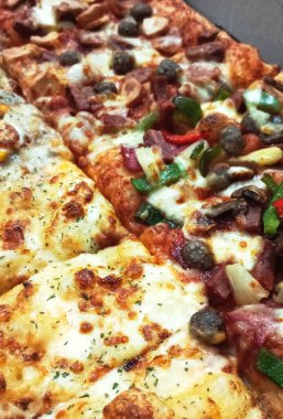 Çeşitli malzemeli Dilimlenmiş Pizzanın Yakın Çekimi