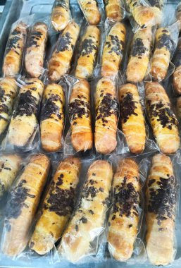 Çikolata parçacıklı tatlı peynirli rulo.