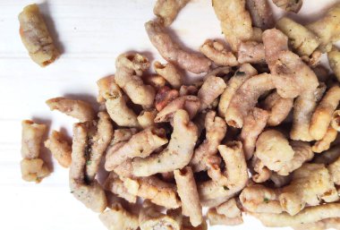 Bir yığın kızarmış tavuk bağırsağı aperatifi.