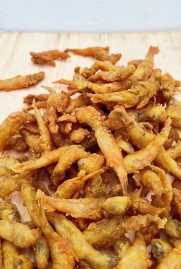 Altın Çıtır Kızarmış Gümüş Balık Yığını