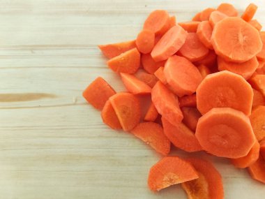 Tahtada taze dilimlenmiş portakal havuçları