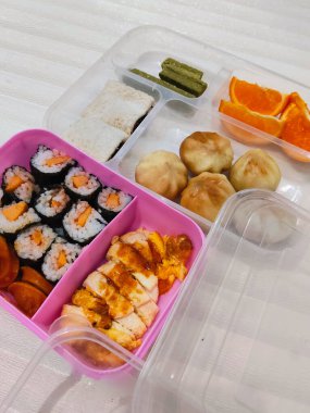 Lezzetli ve besleyici Endonezya Okulu beslenme çantası