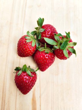 Çilekler ahşap kesim tahtasına yerleştirildi.