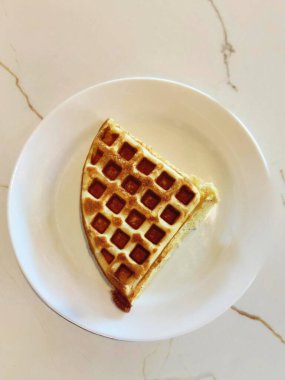 Beyaz Tabakta Altın Çıtır Çeyrek Waffle