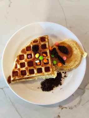 Tatlı Waffle ve Krep Kahvaltısı Renkli Tepe ile