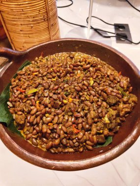 Geleneksel Jogja Kerecek Güveci Clay Pot 'ta Baharatlı Fasulye