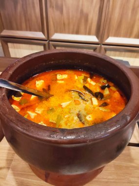 Geleneksel Endonezya Lontong Kari ile Hindistan cevizi körisi çorbası Clay Pot