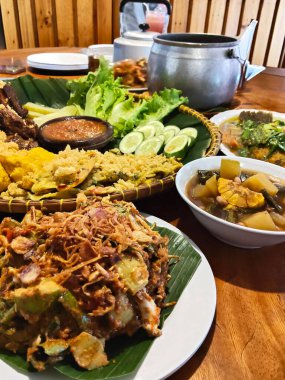 Geleneksel Sundan Mutfağı Muz Yaprağı Tabağında