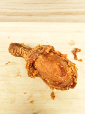 Kırsal ahşap bir yüzey üzerinde kızarmış tavuk budu. Fast food ve rahatlatıcı yemek çizimleri için mükemmel..