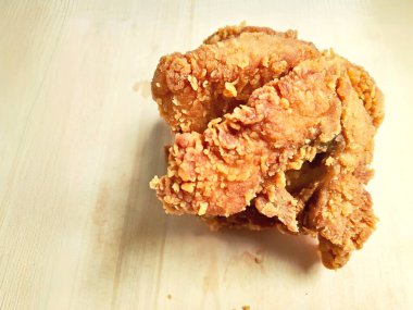 Kırsal ahşap bir tahtanın üzerinde kızarmış tavuk göğsü. Fast food ve konforlu yemek temaları için mükemmel..