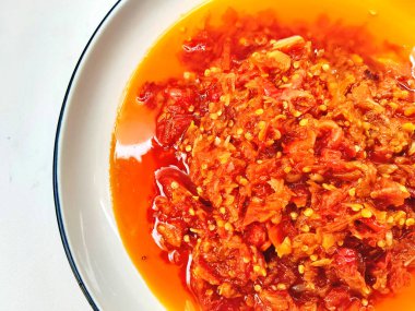 Kavanozda canlı bir Endonezya sambal geprek 'i. Kalın ve iştah açıcı aromalı geleneksel kırmızı biber sosu..