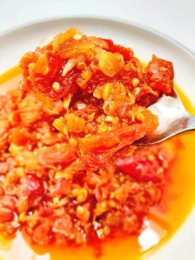 Kavanozda canlı bir Endonezya sambal geprek 'i. Kalın ve iştah açıcı aromalı geleneksel kırmızı biber sosu..