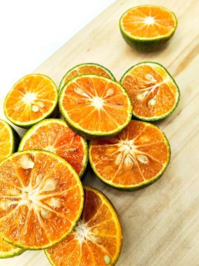 Portakallar ve limonlar da dahil olmak üzere taze kesilmiş turunçgillerin canlı ve detaylı bir yakın çekimi, ahşap bir yüzeye güzelce yerleştirilmiş, canlandırıcı dokularını vurguluyor..