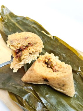 Geleneksel Endonezya bakanının yakın plan çekimi, et veya sebzelerle dolu lezzetli bir pirinç köftesi. Bu popüler ve lezzetli bir atıştırmalık..