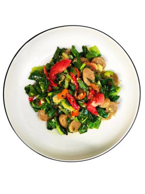 Bir tabak lezzetli kızarmış lahana ve köfte, sağlıklı ve otantik bir Endonezya Sundan yemeği, beyaz bir tabakta servis edilir..