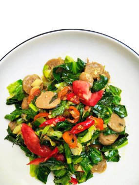 Bir tabak lezzetli kızarmış lahana ve köfte, sağlıklı ve otantik bir Endonezya Sundan yemeği, beyaz bir tabakta servis edilir..