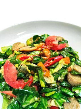 Bir tabak lezzetli kızarmış lahana ve köfte, sağlıklı ve otantik bir Endonezya Sundan yemeği, beyaz bir tabakta servis edilir..