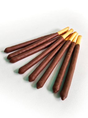 Bir grup lezzetli çikolata kaplı bisküvi.