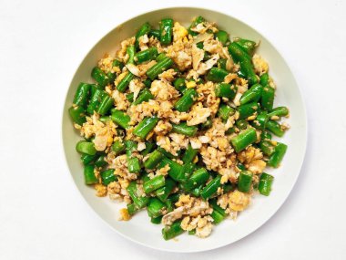 Bir tabak geleneksel Endonezya kızartması. Taze uzun fasulye ve çırpılmış yumurta. Sağlıklı ve basit bir ev yapımı yemek..