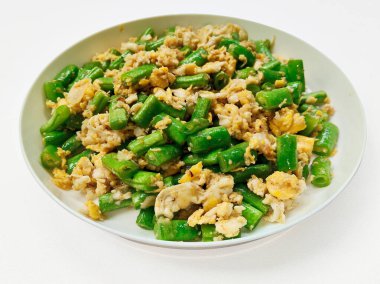 Bir tabak geleneksel Endonezya kızartması. Taze uzun fasulye ve çırpılmış yumurta. Sağlıklı ve basit bir ev yapımı yemek..