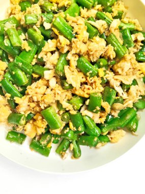 Bir tabak geleneksel Endonezya kızartması. Taze uzun fasulye ve çırpılmış yumurta. Sağlıklı ve basit bir ev yapımı yemek..