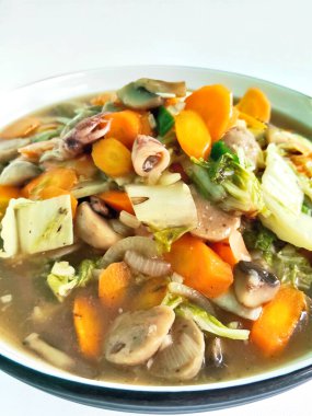 Kalın soslu karışık sebzeli, kalamarlı ve köfteli Endonezya Capcay tabağı..