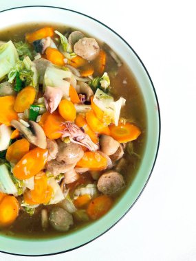 Kalın soslu karışık sebzeli, kalamarlı ve köfteli Endonezya Capcay tabağı..